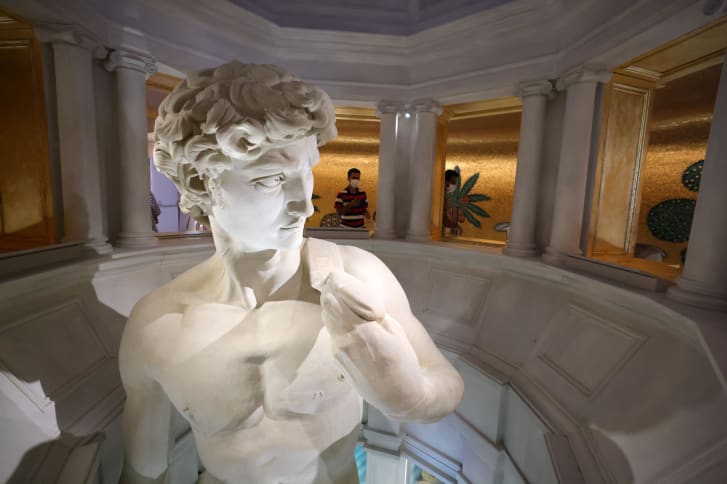 مجسمه میکل آنژ یا مایکل آنجلو در پاویون ایتالیا در اکسپو 2020 دبی